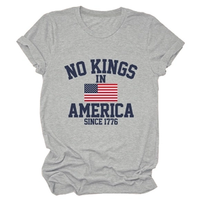Détail de l'imprimé vintage No Kings in America sur un t-shirt en coton gris chiné