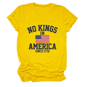 Détail d'un t-shirt en coton jaune avec imprimé vintage No Kings in America 1776