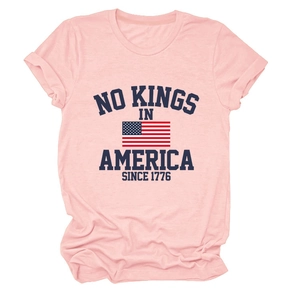 Détail d'un t-shirt rose en coton avec imprimé vintage NO KINGS IN AMERICA SINCE 1776