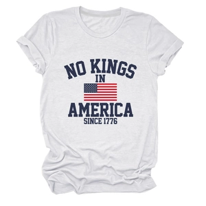Détail du slogan No Kings in America 1776 et drapeau sur T-shirt en coton blanc