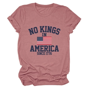 Détail de l'imprimé No Kings in America sur t-shirt en coton de couleur mauve