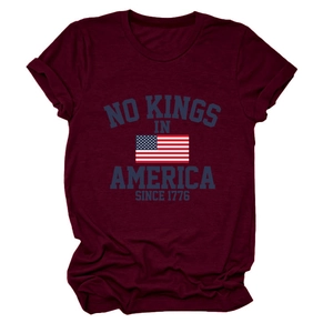 Gros plan de l'imprimé vintage No Kings In America 1776 sur un t-shirt en coton bordeaux