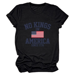Détail des revers de manches et du coton du t-shirt noir No Kings In America