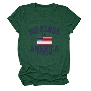 Détail d'un t-shirt en coton vert foncé avec slogan NO KINGS IN AMERICA et manches retroussées