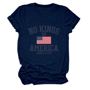 Détail du t-shirt bleu marine en coton avec imprimé NO KINGS IN AMERICA SINCE 1776