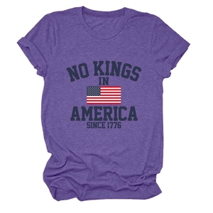 Gros plan sur l'imprimé No Kings in America 1776 du t-shirt violet à col rond