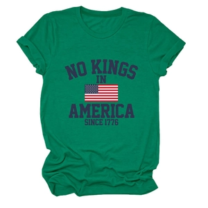Détail des manches retroussées et imprimé No Kings In America 1776 sur T-shirt vert