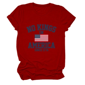 Détail à plat d'un T-shirt bordeaux à col rond avec motif No Kings In America coton