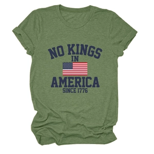 Gros plan du t-shirt vert chiné avec l'imprimé graphique NO KINGS IN AMERICA SINCE 1776