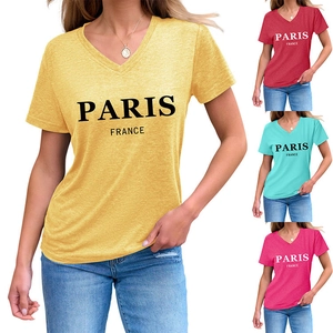 Detalle de camiseta con cuello en V e impresión Paris France en cuatro colores vivos