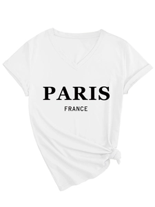 Detalle de camiseta blanca con cuello en V, estampado Paris France y nudo en el lateral