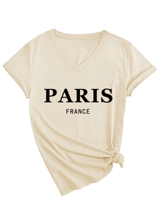 Detalle de camiseta beige con cuello en V, estampado de París y dobladillo anudado