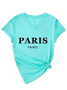 Detalle de camiseta verde menta con cuello en V, estampado de París y nudo delantero