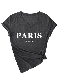 Detalle de camiseta gris oscuro con cuello en V, estampado Paris France y nudo lateral