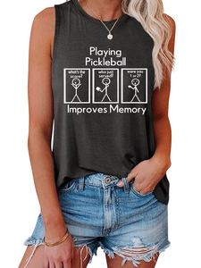 Détail du slogan de pickleball sur débardeur gris sans manches avec short en jean