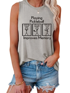 Détail d'un débardeur gris sans manches avec imprimé Pickleball et short en jean