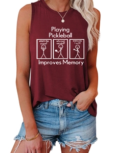 Détail du débardeur bordeaux de pickleball pour femmes avec texte humoristique et motifs