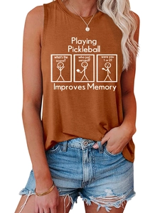 Détail du débardeur sans manches caramel avec imprimé pickleball et short en jean