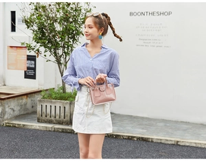 Nahaufnahme einer rosa transparenten Jelly-Handtasche mit feiner Metallkette im Streetstyle