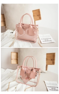 Detail der rosa transparenten PVC-Handtasche mit Innentasche und goldener Kette