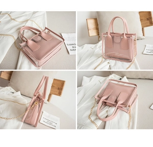 Detailansicht der rosa Verbundtasche mit transparenter PVC-Hülle und Goldkette