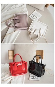 Detailansicht transparenter PVC-Taschen in vier Farben mit Innentasche und Goldkette