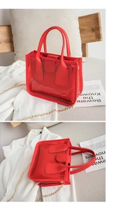 Detailansicht rote transparente PVC-Tasche mit Innentasche und goldener Kette
