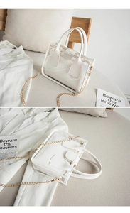 Detailansicht der weißen transparenten PVC-Tasche mit Innentasche und Goldkette