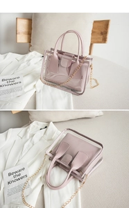 Detail der transparenten PVC-Tasche mit Leder-Innentasche und goldener Kette