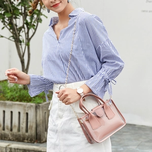 Moderne rosa und transparente PVC-Tasche mit stylischer Kette und Tragegriff