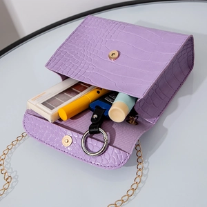 Borsa a tracolla viola chiaro con trama a coccodrillo e catena sottile dorata