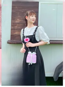 Dettaglio della mini borsa a secchiello a quadretti rosa e bianchi con coulisse in pelle e tracolla