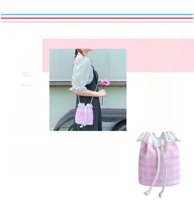 Dettaglio della borsa a secchiello a quadretti rosa e bianchi con chiusura a coulisse