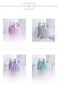 Quattro borse a secchiello stampate in rosa, bianco, viola e verde con coulisse