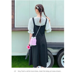 Dettaglio della borsa a secchiello rosa a quadretti con un dolce outfit estivo da ragazza