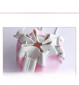Dettaglio della borsa a secchiello rosa a quadretti con chiusura a coulisse in ecopelle