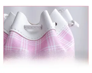 Dettaglio della chiusura a coulisse della borsa a secchiello a quadri rosa e cuciture
