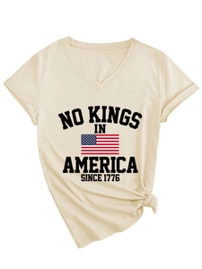 Detail of the V-neck t-shirt with American vintage letter print and side knot design