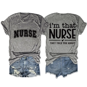 Vue avant et arrière du t-shirt gris imprimé infirmière avec short en jean bleu