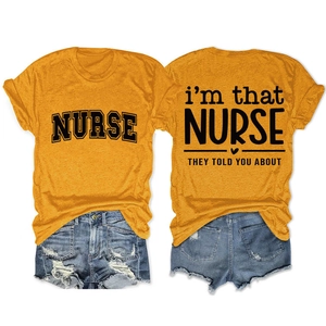Détail du t-shirt jaune en coton avec imprimé au dos et short en jean effiloché