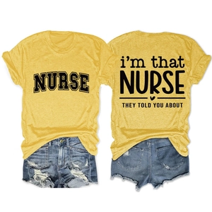 T-shirt d'infirmière jaune avec imprimés recto-verso et short en jean posé à plat