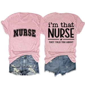 Vue détaillée avant et arrière d'un t-shirt rose infirmière et d'un short en jean déchiré