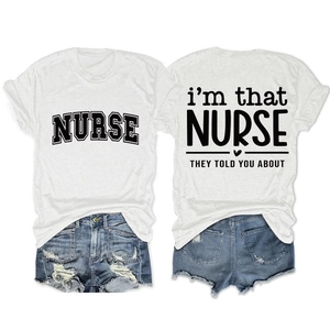 Détail du t-shirt blanc d'infirmière avec slogan et ensemble short en jean