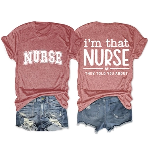 Détail du t-shirt rose thème infirmière avec imprimé au dos et short en jean vieilli