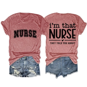 T-shirts d'infirmière imprimés et shorts en jean bleu déchiré présentés à plat