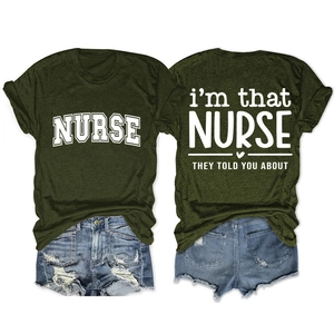Détail à plat de t-shirts d'infirmière vert foncé avec slogan et shorts en jean rétro