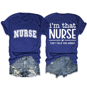 Vue avant et arrière du t-shirt bleu infirmière avec un short en jean déchiré tendance