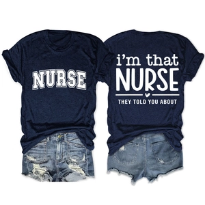 T-shirt bleu marine infirmière avec slogan au dos et short en jean vieilli à plat