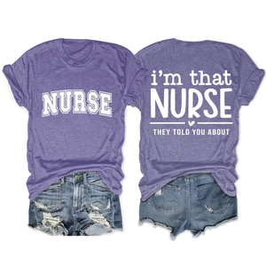 Vue avant et arrière du t-shirt violet d'infirmière avec impression de lettres blanches