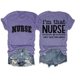 Gros plan de t-shirts violets avec slogan d'infirmière et shorts en jean bleu délavé